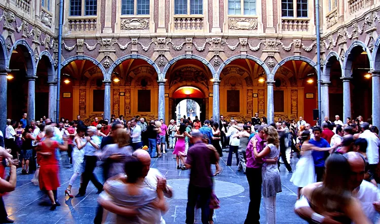 Cet été, les soirées tango reviennent à la Vieille-Bourse chaque dimanche soir
