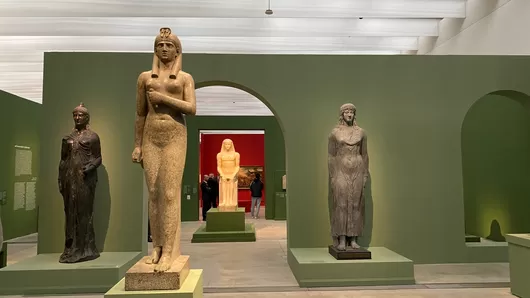 Le Louvre-Lens déchiffre la vie de Champollion et les hiéroglyphes dans sa nouvelle expo