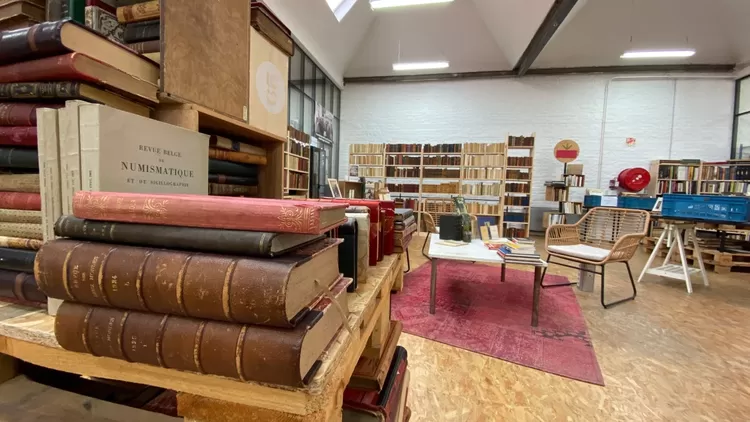 La friperie et les livres anciens ont pris de la place à la Bouquinerie du Sart