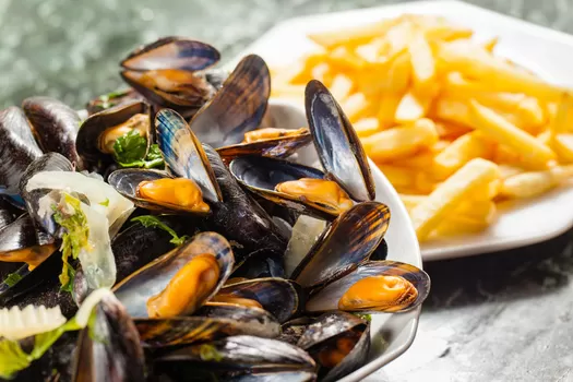 Pour la Braderie, les moules-frites se mangent aussi chez YCY à Croix