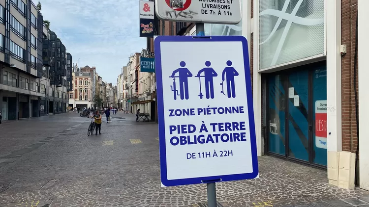 Depuis début octobre, il faut descendre de vélo dans les rues piétonnes du centre de Lille 