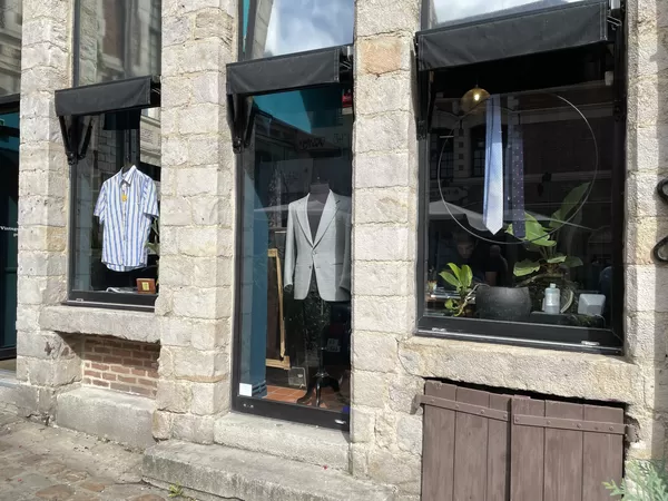 Dans le Vieux-Lille, la boutique "Chez Ugo" s'est transformée en friperie pour hommes