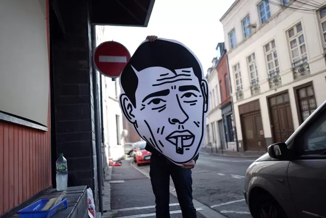 Benjamin Kluk, le street-artist qui colle les têtes pour éviter de se la prendre