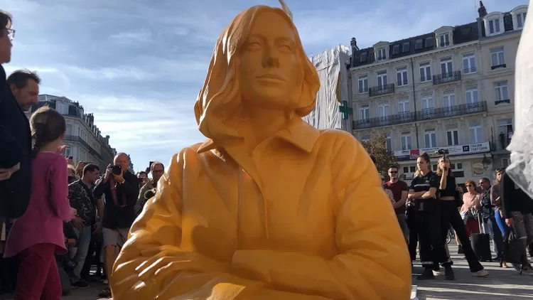 Dites bonjour à Romy, la nouvelle statue du parvis de la gare