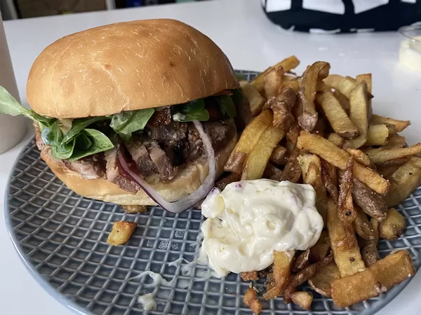 Père&Fish a officiellement jeté l'ancre rue Natio avec ses burgers au poisson