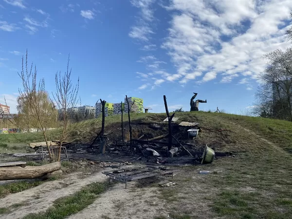 Le "El Gourbi" de la friche Saint-Sauveur est parti en fumée