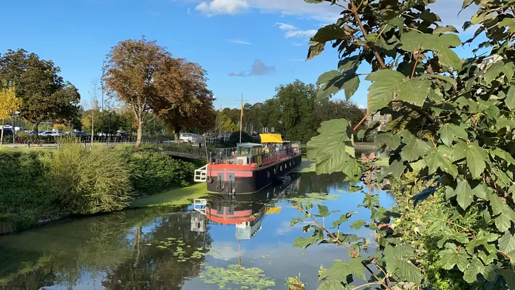 Ce dimanche, le Vinyle Tranquille accoste sur la péniche du Bus Magique