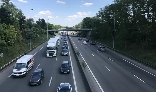 Pollution : la principale autoroute vers la Belgique passe à 110km/h
