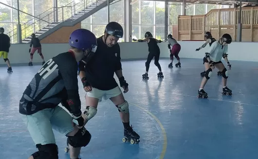 Pour s'initier au roller derby en juillet, direction la Halle de Glisse