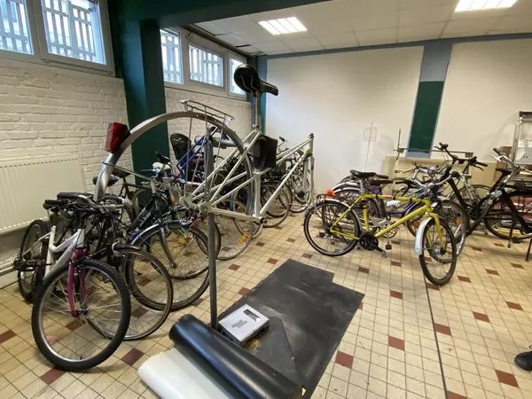 Dans le Vieux-Lille,  le Hangar est en train devenir le temple de l'entrepreunariat à deux roues