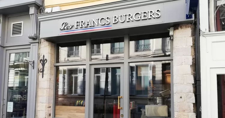 Les Francs Burgers ont déménagé rue Basse