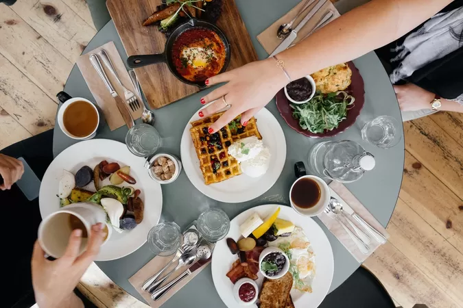 Une vingtaine de restos du coin proposent des offres alléchantes pour manger à petit prix