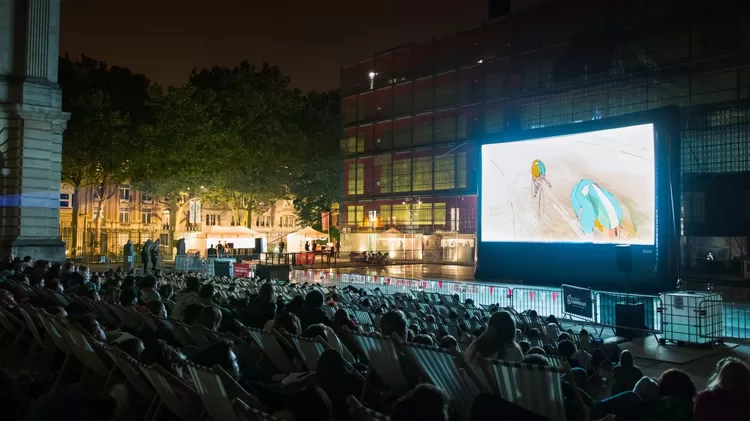 Cette semaine, l’arrière du Palais des Beaux-Arts se transforme en salle de ciné à ciel ouvert