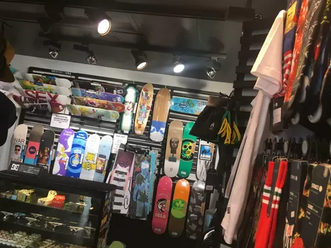 [Street sweat] Pour son matos de skate, c'est dans le centre de Lille que ça se passe