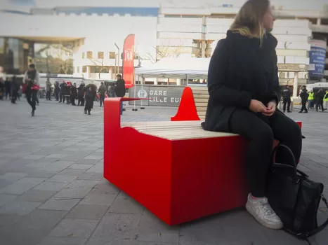 Les bancs publics du turfu sont à tester sur le parvis d'Euraflandres