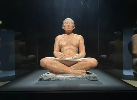 Le "Scribe accroupi" a sa propre expo au Louvre-Lens jusqu'en septembre