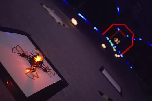 Mix & Fly, les soirées qui mixent course de drones et DJ sets