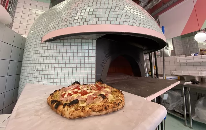 Papà Raffaele vient d'allumer le four de son nouveau bar à pizzas Progetto Napoletano