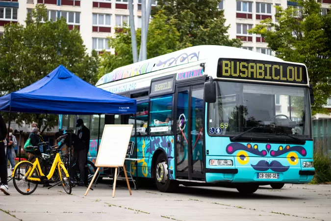 Le Busabiclou tourne dans la métropole pour réparer les vieux vélos