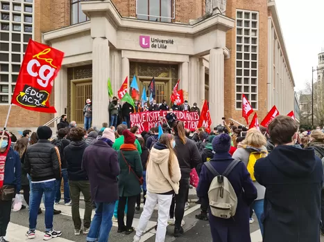 Des étudiant.e.s  rassemblé.e.s au siège de l'université pour réclamer la réouverture des facs