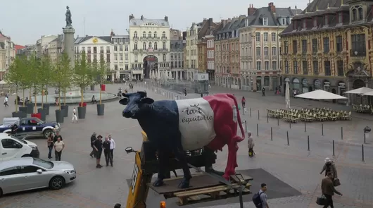 C'est quoi cette vache perchée sur la Grand-Place ?