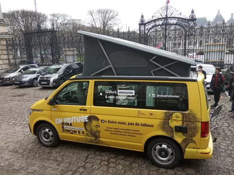 En voiture Nina et Simon.e.s, la version mobile du point d'écoute de Villeneuve-d'Ascq