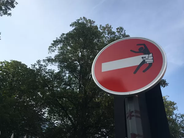 Le street-artist Clet Abraham est venu détourner les interdits de Lille