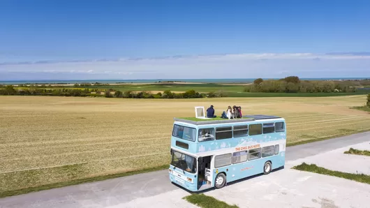 Pierre a aménagé un bus en hôtel itinérant dans les Hauts-de-France