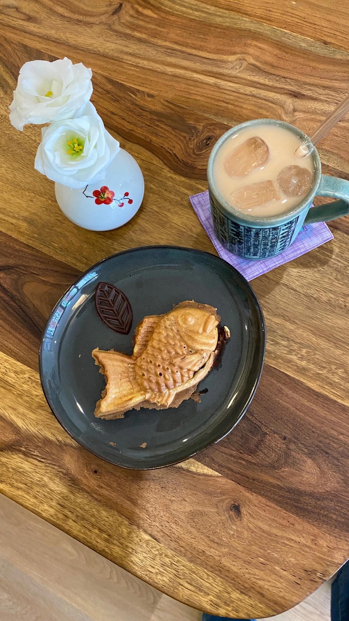 Milk tea froid et bungeoppang au chocolat. 