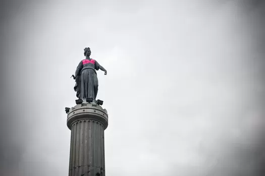 Dis maman, pourquoi elle porte un soutif la statue ?