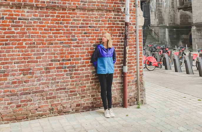 Claudie, 22 ans, fabrique des coupe-vents avec des toiles de parapluies