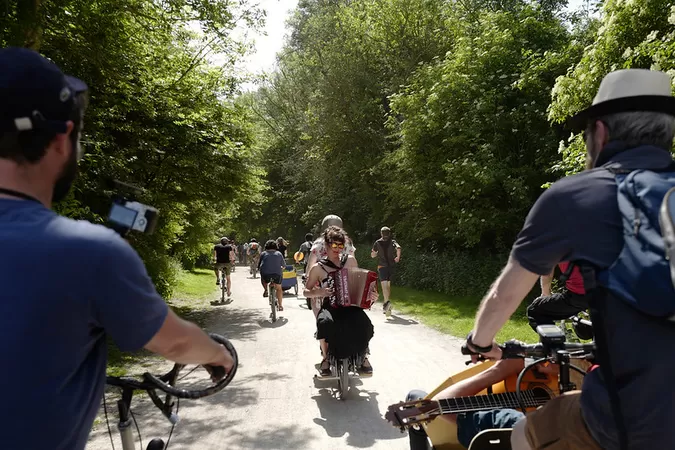 La Caravane Vanne, le vélotrip transfrontalier complètement barré, repart la semaine pro