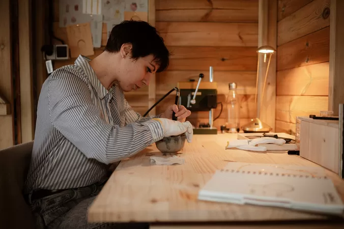 À Marcq, Maison Auguste transforme les débris de céramique en bijoux doux et unisexes