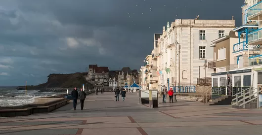 Le masque en extérieur est de retour dans les rues très fréquentées des villes du littoral