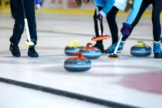 Luge, curling et vin chaud : go au marché de Noël de Tournai