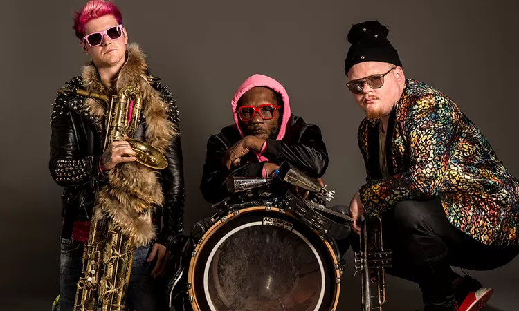 Venant tout droit du métro de New York City, Too Many Zooz va tous nous rendre fous