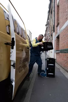 Depuis avril, le Fourgon livre des bouteilles consignées dans les environs de Lille