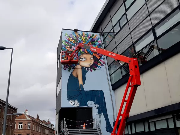 Deux grands street-artists sont en train de pimper les murs de la fac de droit