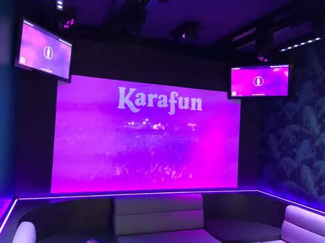 Les choses à savoir avant d'aller chanter "Sous le vent" au KaraFun Bar
