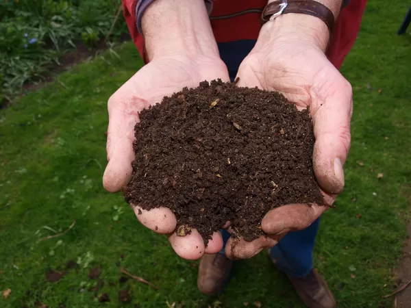 La MEL distribue gratos des sacs de compost dans six déchetteries du coin