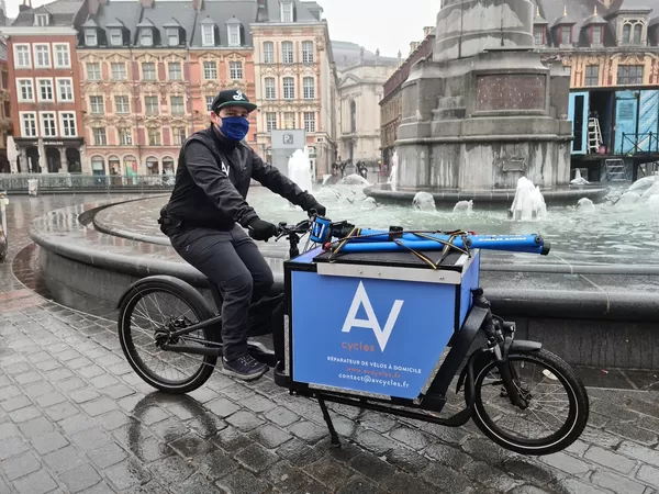 Avec AV Cycles, Arnaud pédale jusqu'à vous pour réparer votre biclou