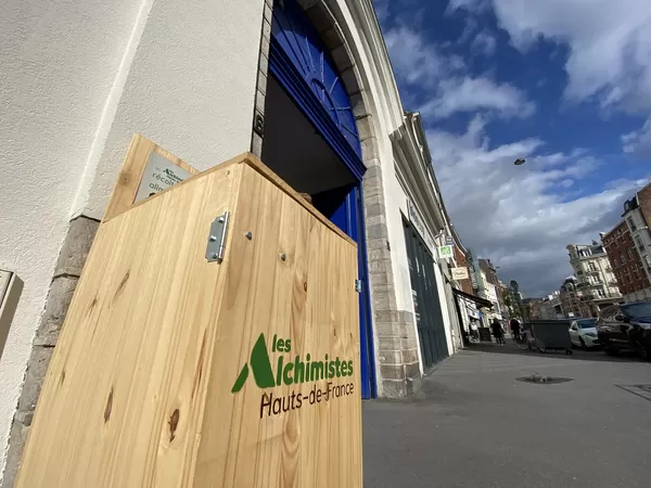 En octobre, les Alchimistes installent de nouvelles bornes à compost à Lille