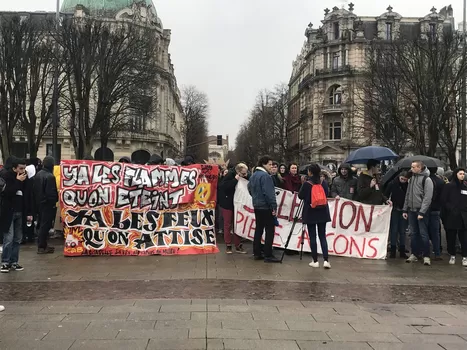 Des étudiants en AG demandent l'annulation des examens à Lille 2