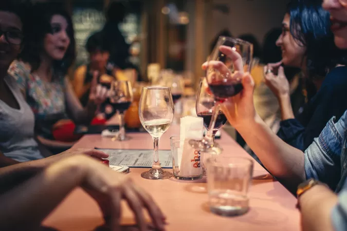 Pour lancer son label "Bar sans relou", l'asso Stop Harcèlement de Rue a besoin de votre avis