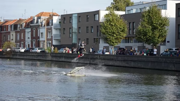 Ce week-end, il y a une démo de wakeboard sur la Deûle