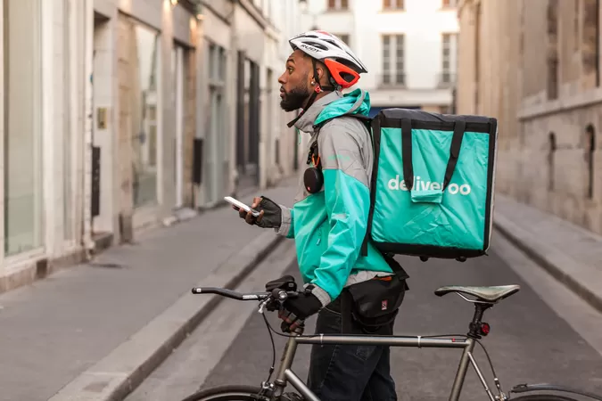 Deliveroo offre des casques et des lumières à ses livreurs