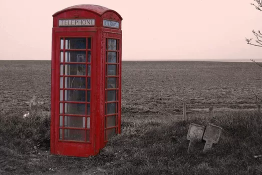 Venez retaper la cabine téléphonique anglaise des Tanneurs