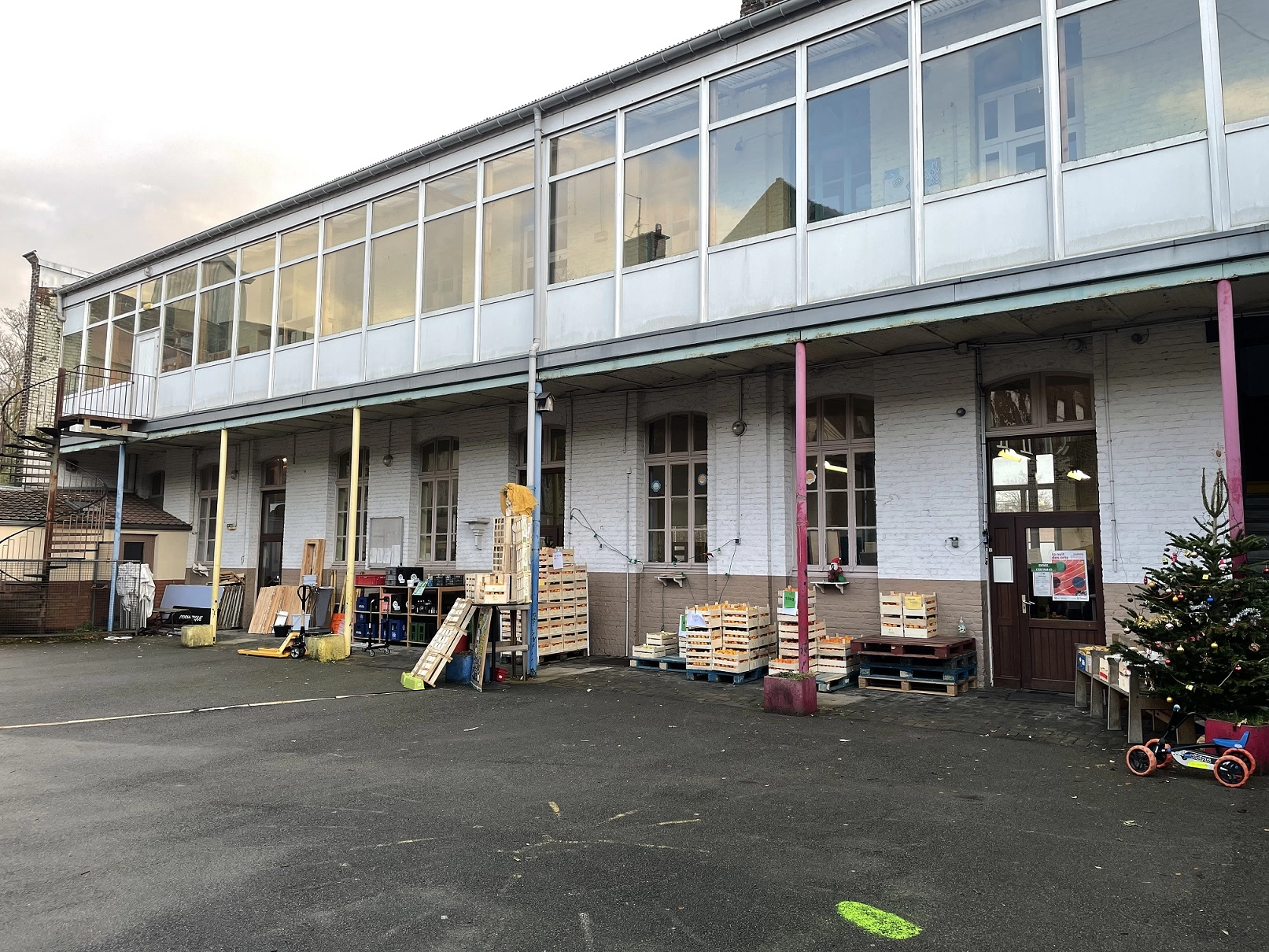 Dans l'ancienne école, El Cagette a mis à louer une salle à une compagnie de théâtre.