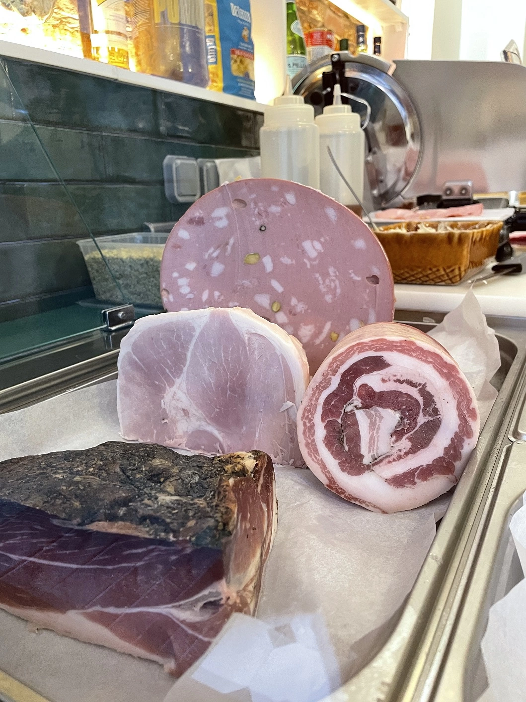 La charcuterie, comme le fromage et le reste des aliments, est importée d'Italie.