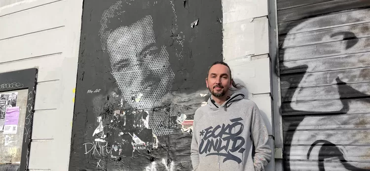 Mos Art, le street artist qui envahit les rues de Lille avec ses pochoirs 